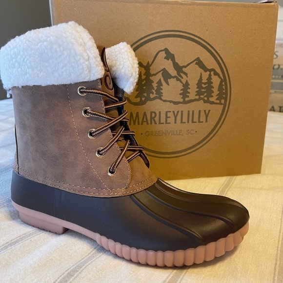 Marelilly Duck Boots. Size 8 - Picture 2 of 5